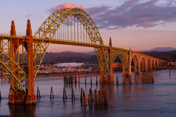 Obraz premium Newport Yaquina Bay Bridge bei Sonnenuntergang