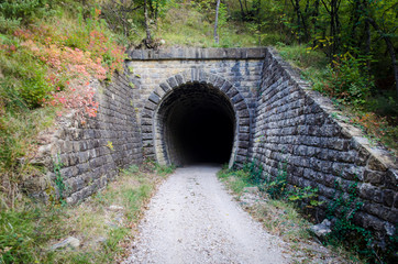 Fototapeta na wymiar Vecchio tunnel lungo la Via Parenzana in Istria