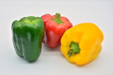Pimientos en diferentes estados de maduración, verde, amarillo y rojo