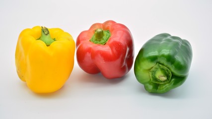 Pimientos en diferentes estados de maduración, verde, amarillo y rojo