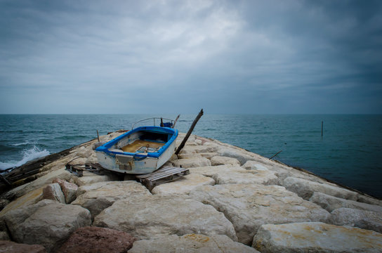 Una barca in secca su una delle dighe della spiaggia di Pellestrina, isola della laguna di Venezia