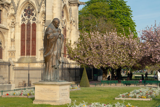 Saint Paule Second statue at Notre Dame de Paris
