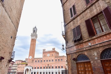 Obraz premium Tower of Mangia from the Alleyway in Siena City