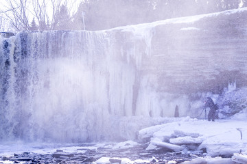 Jägala-Wasserfall im Winter gefroren.  Estland