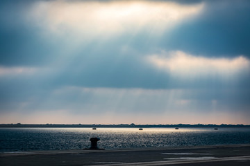 Reflejos del sol entre las nubes