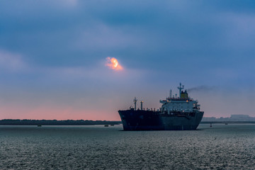 Fototapeta premium Buque tanque saliendo de puerto