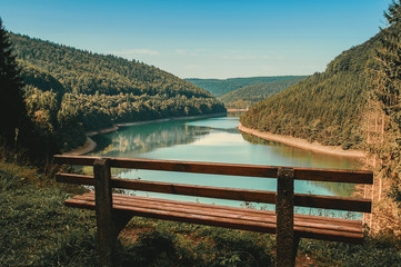 Bank am See, Berge und Wald
