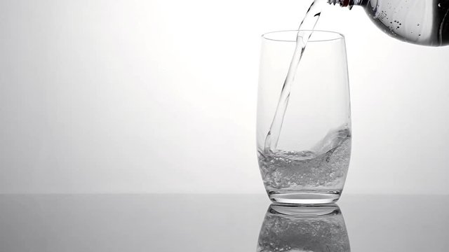Zeitlupe Mineralwasser in Glas eingie&szlig;en Video