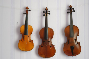Fototapeta na wymiar Luthier violin hanging on the wall