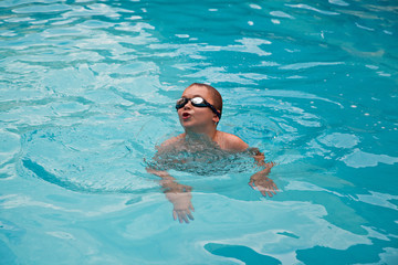 Fototapeta na wymiar Boy swimming in a pool