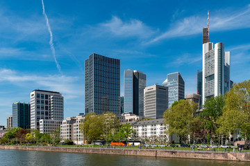 Die Skyline der Frankfurter Innenstadt vom Main aus gesehen