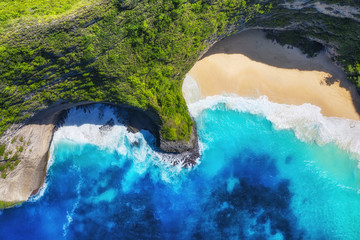 Luftbild auf Meer und Felsen. Türkisfarbener Wasserhintergrund von oben. Sommermeerblick aus der Luft. Sommerabenteuer. Reisen - Bild