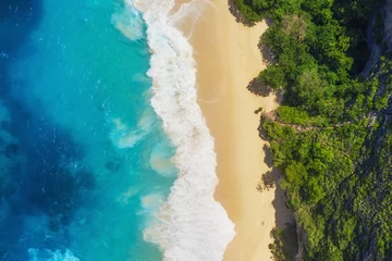 Foto auf Acrylglas Luftaufnahme Strand Luftbild auf Meer und Strand. Türkisfarbener Wasserhintergrund von oben. Sommermeerblick aus der Luft. Sommerabenteuer. Reisen - Bild
