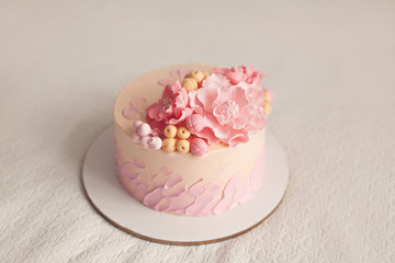 Obraz na płótnie Canvas Sweet pink cake