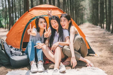 Tableaux ronds sur aluminium Camping Groupe d& 39 adolescentes asiatiques heureuses faisant la victoire ensemble, campant près de la tente. Activité de plein air, voyage d& 39 aventure ou concept de vacances