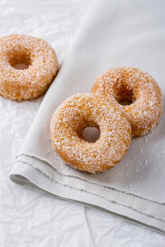 Donuts &agrave; la noix de coco sur une serviette blanche
