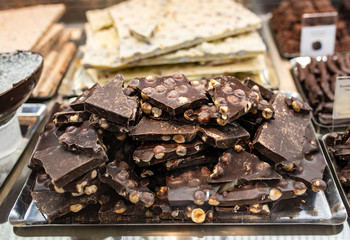 Cioccolata alla nocciola a pezze dei maestri cioccolatai bianca e nera gustosa di pasticceria...