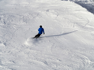 Esquiador en Patscherkofel , estaci&oacute;n de esqu&iacute; del Tirol en Innsbruck, Austria, invierno de 2018
