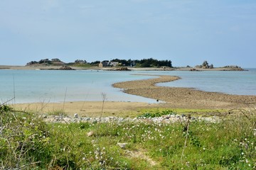 Marée basse à Plougrescant en Bretagne. France