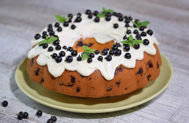 Bundt cake with black currant and glaze