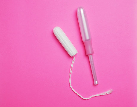 Woman Hygienic tampons with applicator on pink backdrop surface. Stock-Foto  | Adobe Stock