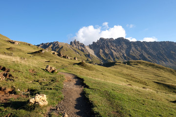 Fototapeta premium Die Leichtigkeit des Wanderns auf der Seiser Alm im Spätsommer