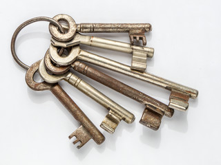 Der richtige Schlüssel in der Hand öffnet die Tür