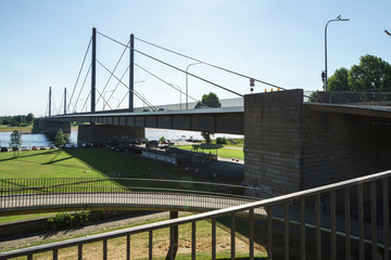 Rheinpark Golzheim Düsseldorf und Theodor-Heuss-Brücke