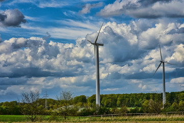 Windrad Wolken Wolkenformation blau Frühling ländlich weit