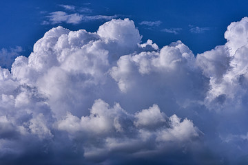 Wolken Groß rund weiß Himmel blau vulominös Gebilde schön prächtig