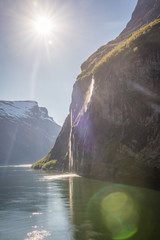 Fototapeta na wymiar Sun in the geirangr fjord