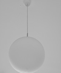 Ballonlampe hängt an Decke