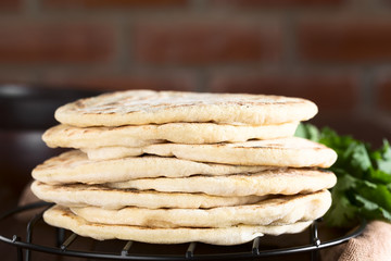Frisches hausgemachtes Naan indisches Fladenbrot gestapelt (Selektiver Fokus, Fokus auf die Vorderkante der Brote)