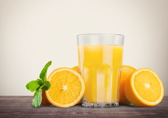 Orange juice and slices of orange