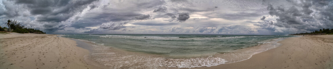 Fototapeta na wymiar Panorama of the beach on a tropical island before the rain