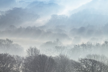 Foggy Valley w południowej Walii w Wielkiej Brytanii - 266227419