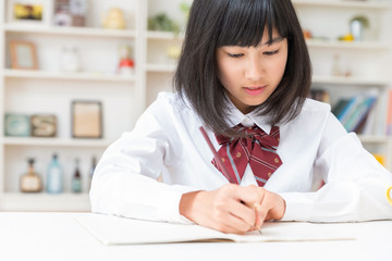 勉強する女の子　制服