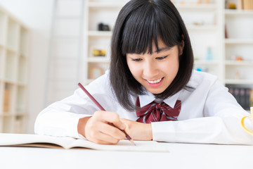 勉強する女の子　制服