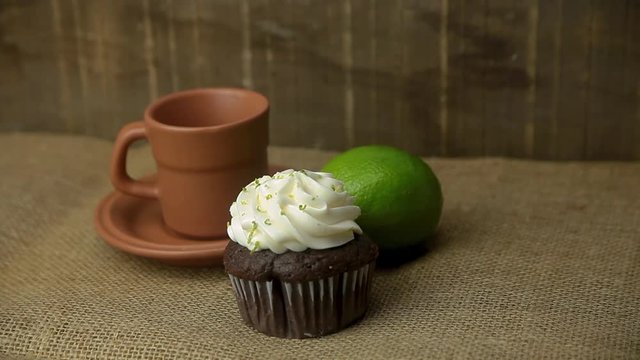 Cupcake de lim&atilde;o com x&iacute;cara de barro