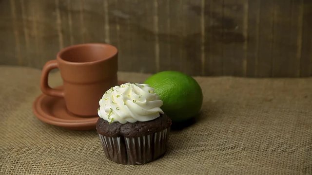 Cupcake de lim&atilde;o com x&iacute;cara de barro