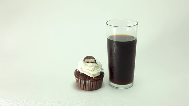 Cupcake de c&ocirc;co com chocolate e refrigerante