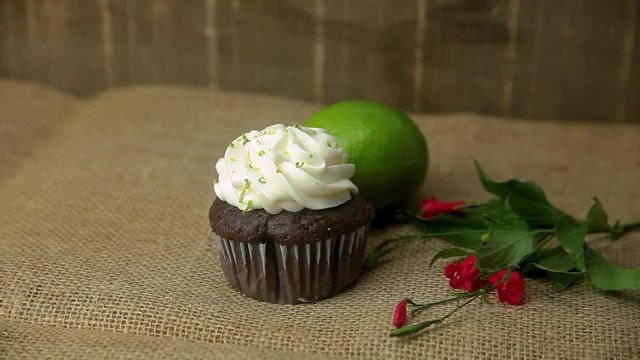 Cupcake de lim&atilde;o com x&iacute;cara de barro