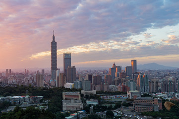 Fototapeta na wymiar Sunset Aerial view of the Taipei 101 and cityscape from Xiangshan