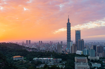 Fototapeta premium Zachód słońca Widok z lotu ptaka na Tajpej 101 i panoramę miasta z Xiangshan