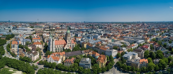München von oben mit Blick auf das Stadtzentrum mit Blick über die St. Pauls Kirche nahe der...