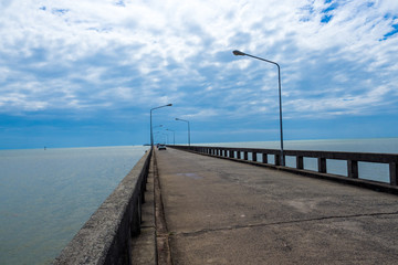 Obraz premium Most nad morzem z Blue Sky