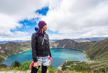 Beautiful panoramic scenery overlooking at Quilotoa lake at the crater rim in Quilotoa, Ecuador © doleesi