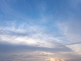 Obraz premium błękitne niebo z chmurami, wieczorne niebo