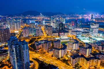 Naklejka premium Widok z lotu ptaka miasta Hongkong w nocy