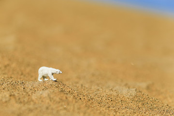 ミニチュアストーリー 砂漠を旅するシロクマ